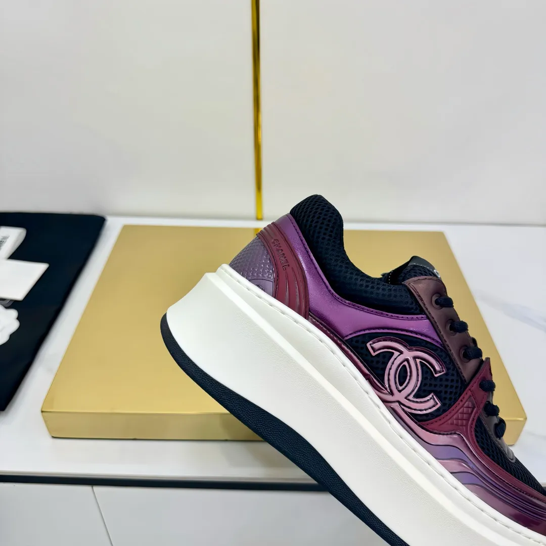 👟👟Ex-factory price 680👟👟 Upgraded version, upgraded version, upgraded version! No rebuttal accepted! ! ! ! Chanel Chanel panda shoes! 2025 counter's top casual sports shoes. This classic design; the upper is electro-embroidered with a variety of techniques; the outsole is fashionable and sporty; the unusual inclusion of a variety of color matching elements... The diversified mix and match is very good-looking and versatile, and can be used for leisure, fashion, sports, and outdoor... ꫛꫀꪝ Go➫ Materials: ❶Upper made of: original imported first-layer silk cowhide + original waterproof cloth + original first-layer cowhide ❷Inner lining: Original Yangli+Net ❸Outsole based on: Original TPU combination outsole Counter boutique packaging complete set for women 35–41 👉 👉 👉 👉 👉 👉 👉